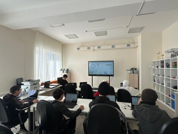 Дополнительные занятия по Scratch в центре образования "Точка Роста".